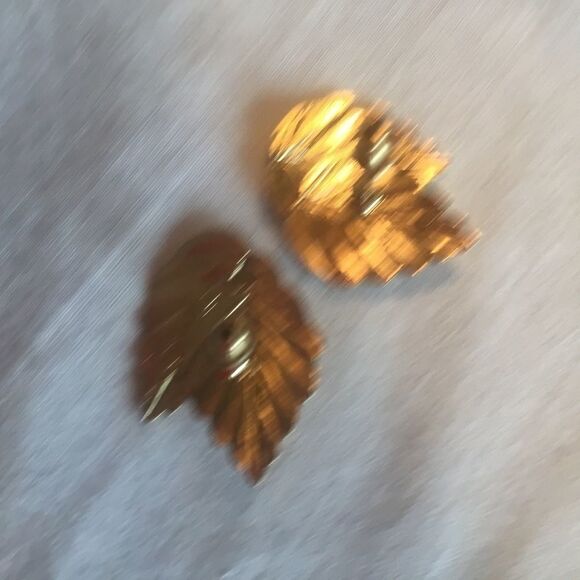 $10 ea or 3/$20 Goldtone Leaf Earrings - Picture 6 of 10